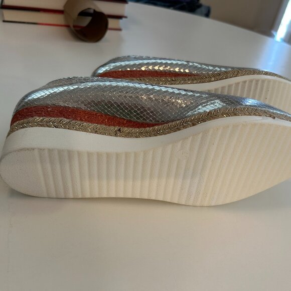 Closed-toe espadrille wedge shoes in a silver snakeskin pattern - Picture 3 of 3